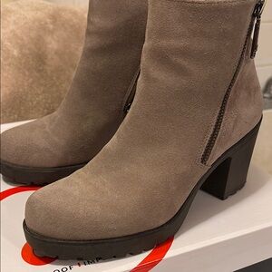 Blondo Tan Ankle Booties with Stacked Heel - size 5.5